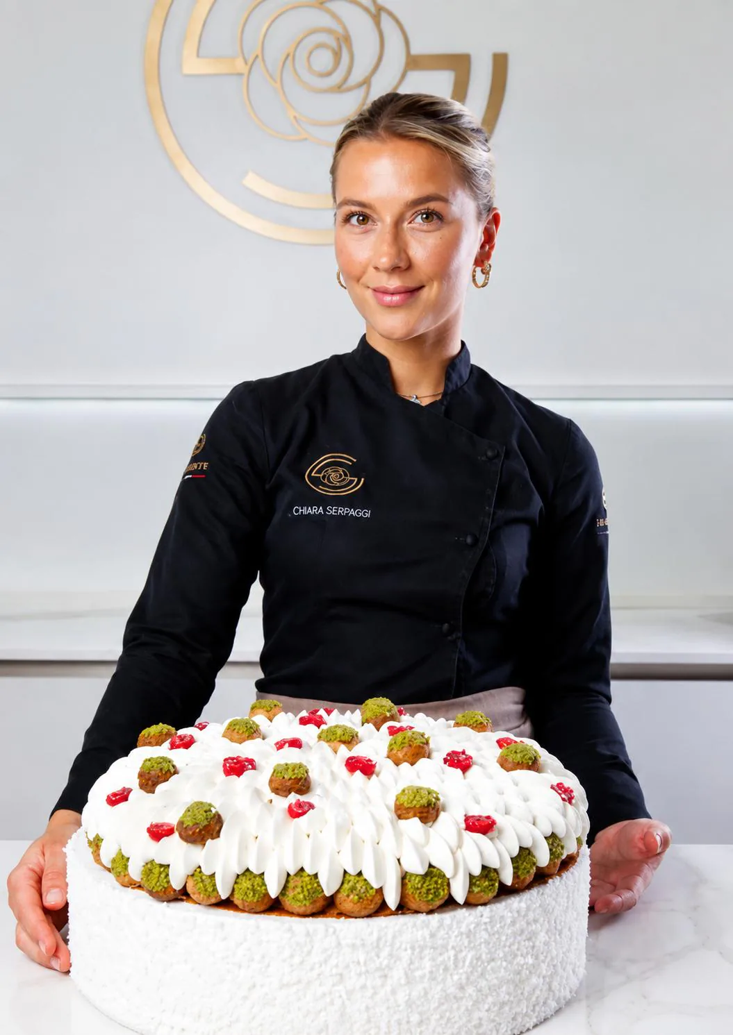 Chiara Serpaggi présentant l'un de ses gâteaux